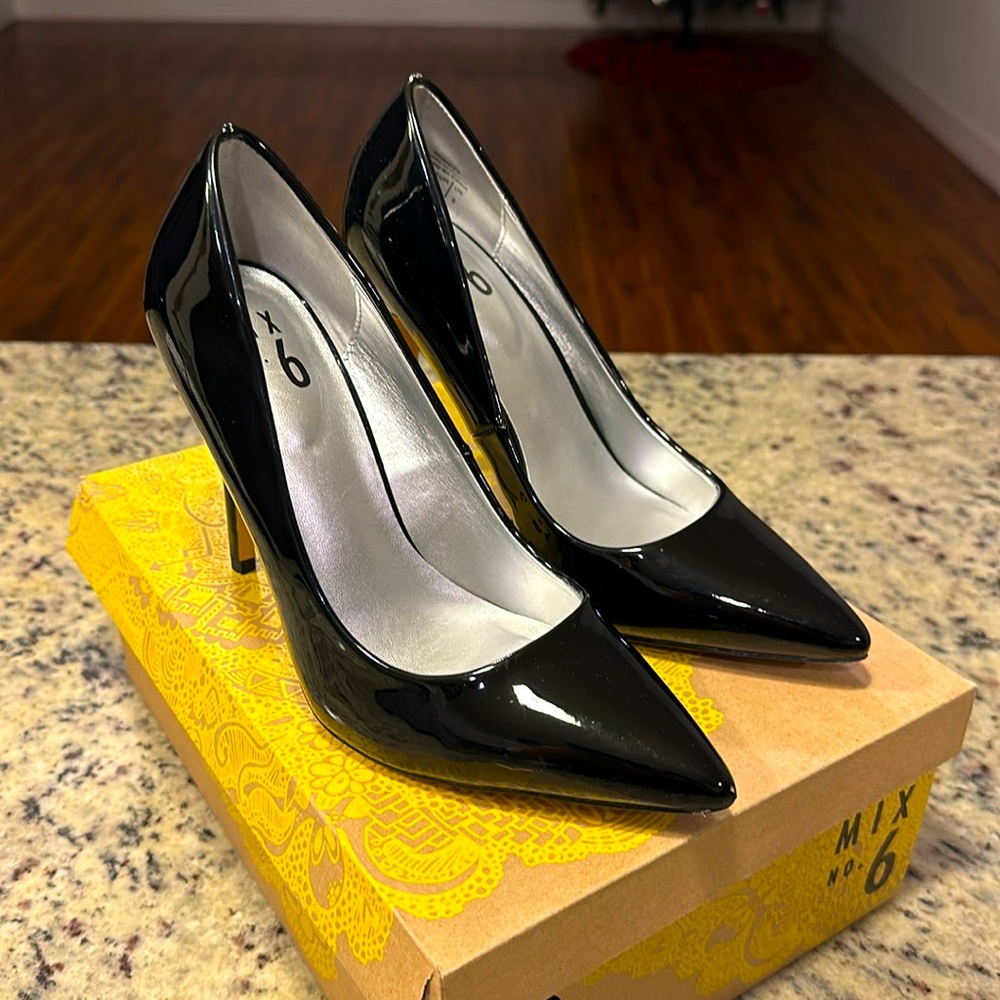 Black patent leather pumps